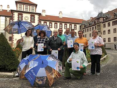 Die Gruppe der Stadtbotschafter mit ihren Zeugnissen im Innenhof des Schlosses Meiningen