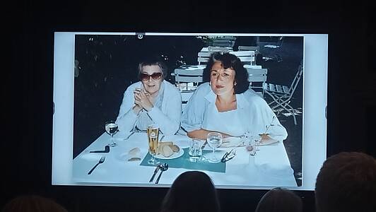 Emma Kann mit ihrer Nichte Ruth Frenk sitzen im gemeinsam im Straßencafe